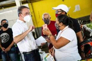 Léo visita mercados