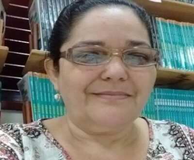 Professora se transforma em sucesso literário após se aposentar