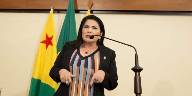 Antonia Sales sai em defesa de servidores da limpeza da UPA de Cruzeiro do Sul