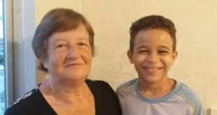 Avó aprende a ler com o neto durante a pandemia