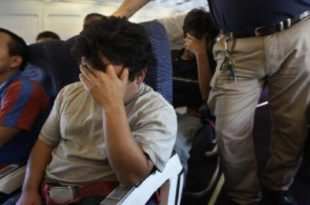 Brasileiros deportados dos EUA foram obrigados a viajar acorrentados