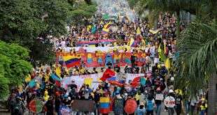 Colômbia- manifestantes derrubam estátua de Cristóvão Colombo
