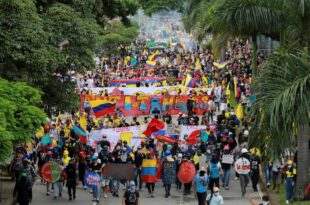 Colômbia- manifestantes derrubam estátua de Cristóvão Colombo