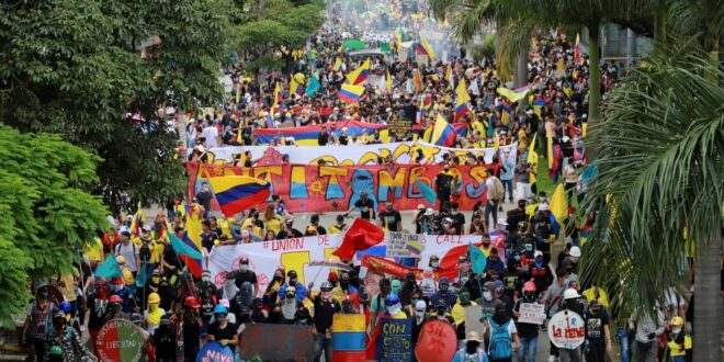 Colômbia- manifestantes derrubam estátua de Cristóvão Colombo