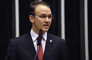 Deputado Leo de Brito é agredido por Eduardo Bolsonaro