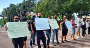 Educação faz vigília em frente ao palácio na noite desta quarta-feira