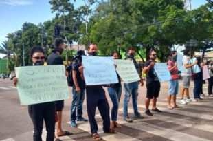 Educação faz vigília em frente ao palácio na noite desta quarta-feira