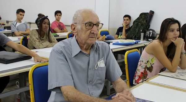 Exemplo de vida: Idoso entra para a faculdade aos 90 anos de idade