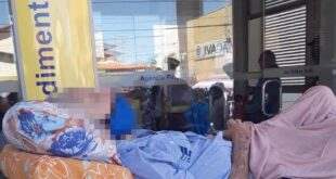 Idoso de 80 anos teve que fazer "prova de vida" em cima de uma maca