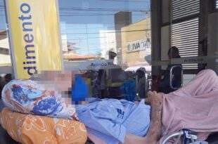 Idoso de 80 anos teve que fazer "prova de vida" em cima de uma maca