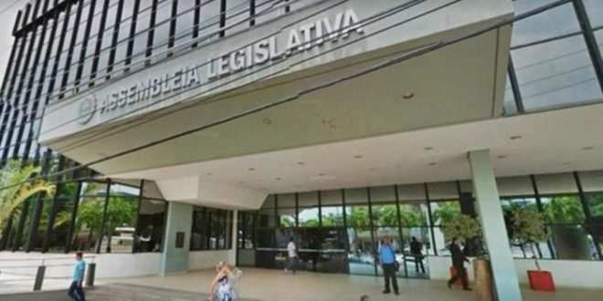 Jogo para a galera: Gladson Cameli faz entrega de LDO que já estava na Assembleia
