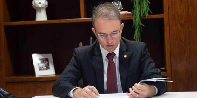 Léo de Brito : "a maior marca da educação no atual governo é a corrupção"