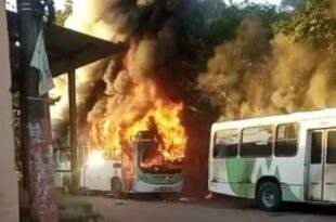 Madrugada de terror em Manaus: 14 ônibus duas viaturas e uma ambulância foram atacados