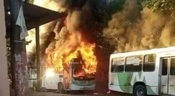 Madrugada de terror em Manaus: 14 ônibus duas viaturas e uma ambulância foram atacados