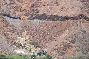 Ônibus depenca em abismo de 200 m em estrada peruana