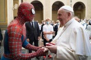 Papa se encontra com o Homem Aranha