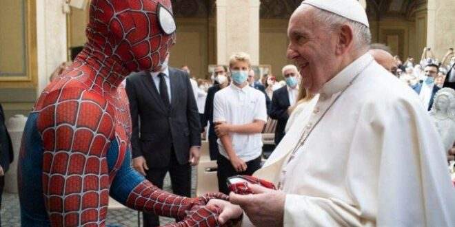 Papa se encontra com o Homem Aranha