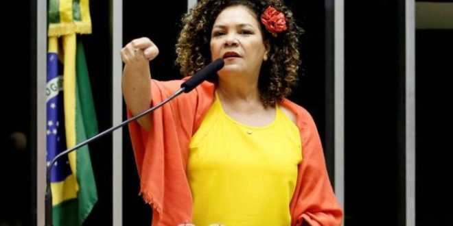 Perpétua apresenta novo projeto para suspender pagamento do Fies em 2021