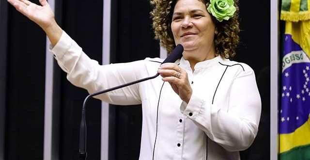 Deputada Perpétua Almeida: “Vacina não é privilégio, é direito”