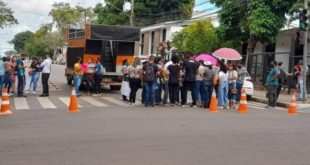 Trabalhadores em Educação realizam adesivaço no primeiro dia de greve