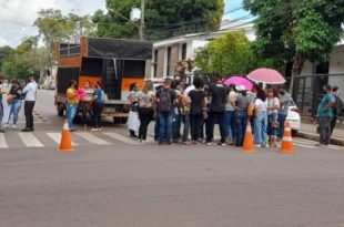 Trabalhadores em Educação realizam adesivaço no primeiro dia de greve