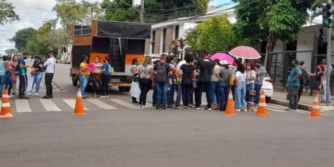 Trabalhadores em Educação realizam adesivaço no primeiro dia de greve