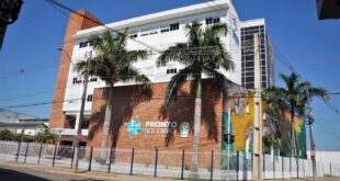Vídeo gravado dentro do Pronto Socorro mostra pacientes em macas no corredor e salas sem refrigeração