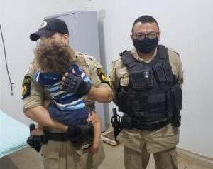 Bebê abandonado é resgatado de matagal em chamas após policiais escutarem barulho