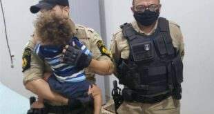 Bebê abandonado é resgatado de matagal em chamas após policiais escutarem barulho