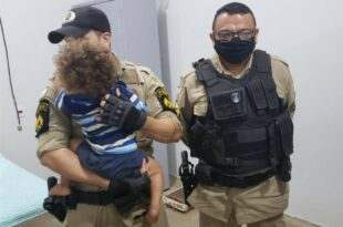 Bebê abandonado é resgatado de matagal em chamas após policiais escutarem barulho