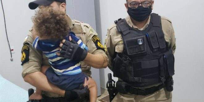 Bebê abandonado é resgatado de matagal em chamas após policiais escutarem barulho