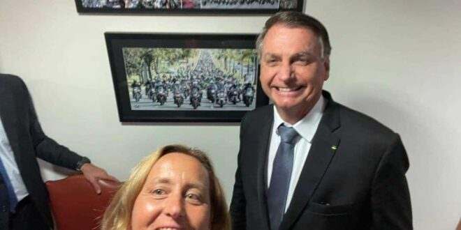 Bolsonaro recebe deputada neonazista que está sob vigilância da inteligência alemã
