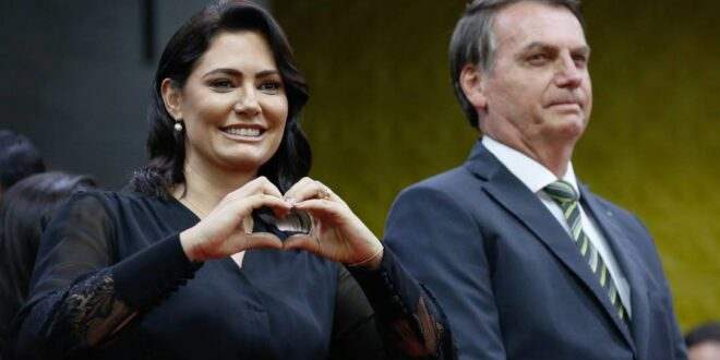Bolsonaro vai conceder à Michelle Bolsonaro, medalha destinada a quem se destaca em atividades científicas
