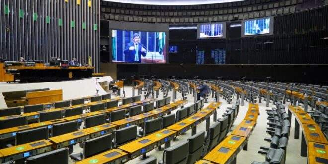 Câmara pode votar nesta terça-feira projeto que combate supersalários