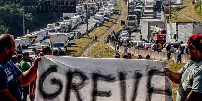 Caminhoneiros podem parar a partir de domingo