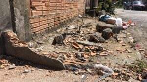 Carro invade calçada e atropela duas meninas, uma de 5 e outra de 8 anos Carro invade calçada e atropela duas meninas, uma de 5 e outra de 8 anos