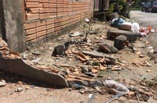 Carro invade calçada e atropela duas meninas, uma de 5 e outra de 8 anos