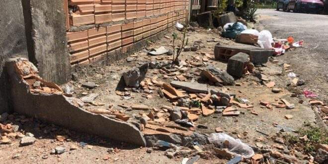 Carro invade calçada e atropela duas meninas, uma de 5 e outra de 8 anos