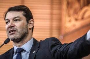 Deputados derrubam veto do governador ao projeto de Roberto Duarte sobre IPVA