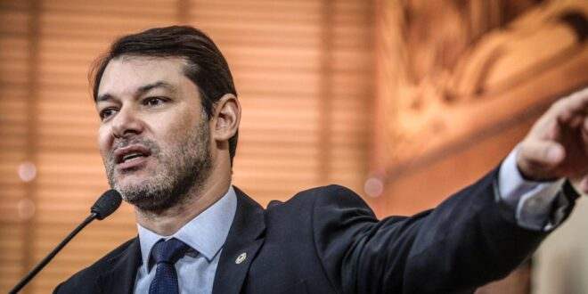 Deputados derrubam veto do governador ao projeto de Roberto Duarte sobre IPVA