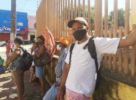Em Cuiabá, dezenas de pessoas fazem fila para conseguir doações de ossos de boi para fazer caldo e se alimentar