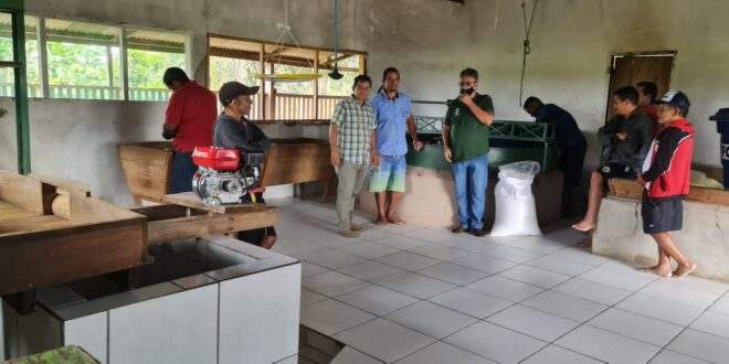 Gonzaga visita casas de farinha automatizadas no Juruá e busca mais investimentos para o setor