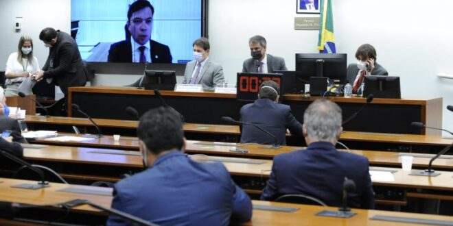 Juízes e promotores rejeitam reforma administrativa; deputados criticam férias de 60 dias