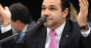 Justiça condena Marco Feliciano a pagar indenização de R$ 100 mil à modelo transexual