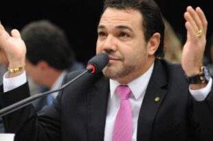 Justiça condena Marco Feliciano a pagar indenização de R$ 100 mil à modelo transexual