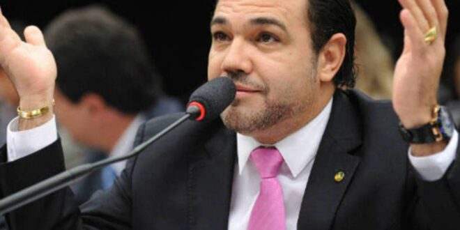 Justiça condena Marco Feliciano a pagar indenização de R$ 100 mil à modelo transexual