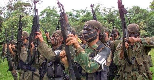 Paramilitares colombianos desestabilizam a fronteira do país
