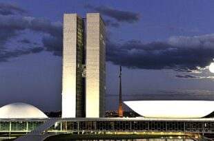 PEC 32 que derruba a estabilidade do servidor público facilita a corrupção