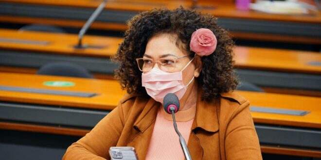 Perpétua alerta: “Governo quer acabar com o vale alimentação dos trabalhadores”