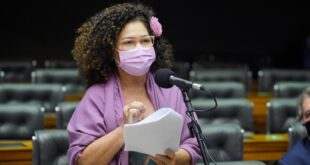 Perpétua Almeida vai protocolar PEC que regula a participação de militares da ativa em cargos civis/políticos
